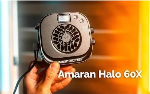 Моноблок Amaran Halo 60x у руці оператора з підключеним кутовим кабелем живлення через бічний порт USB-C Power Delivery