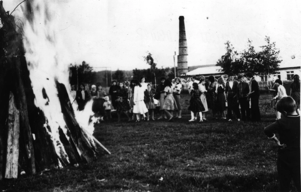 1986_р_19_травня_Піонерське_вогнище_у_Слоутській_школі