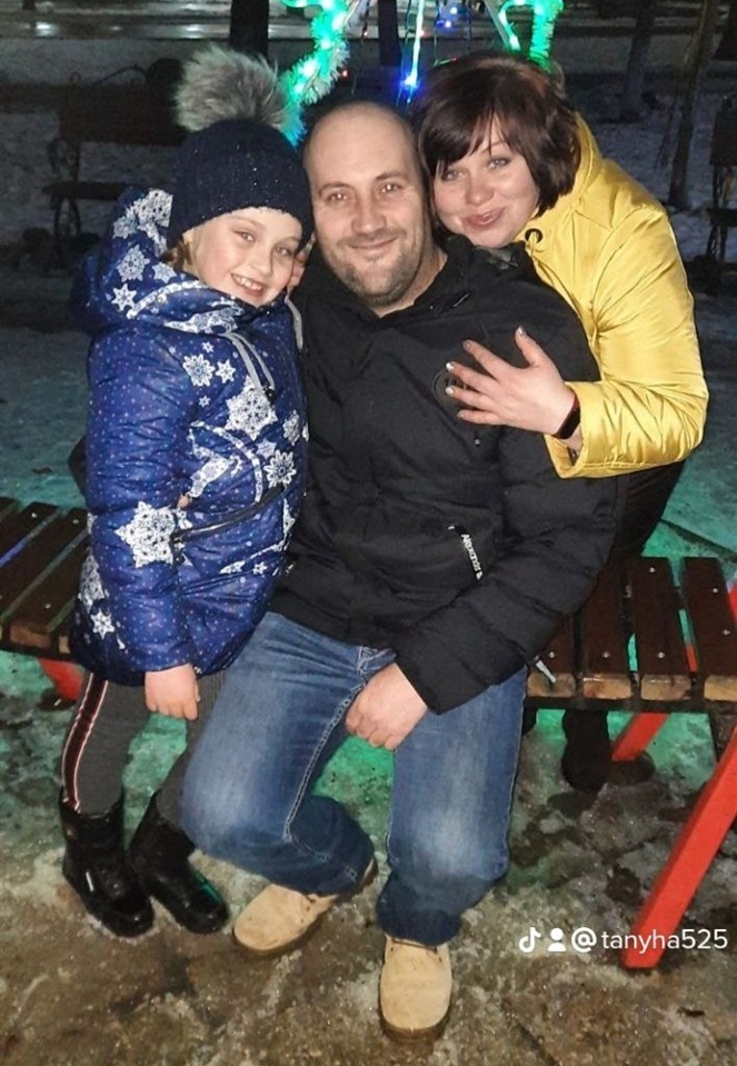 Вдома воїна завжди чекав надійний тил - дружина та донька. 