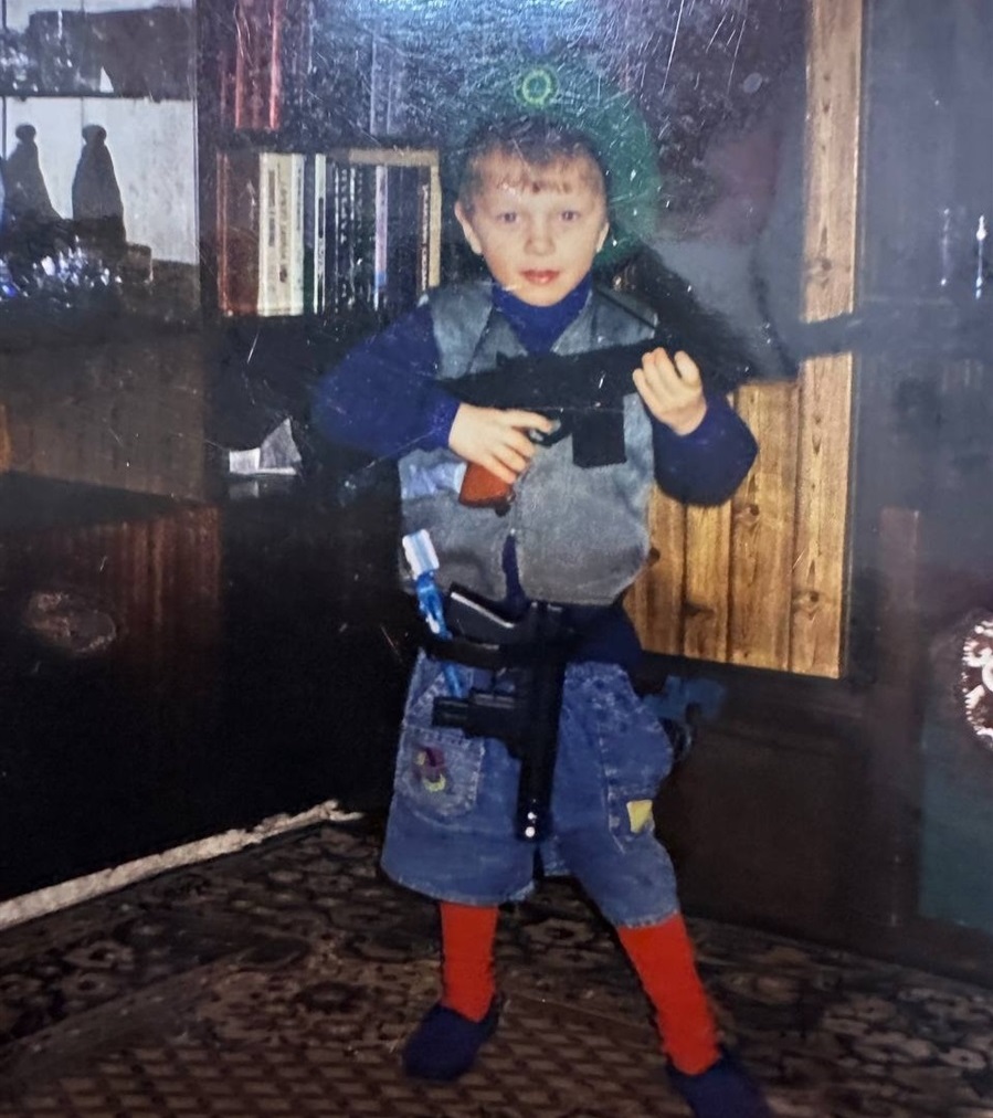 Дитяче фото Дениса у військовому образі 