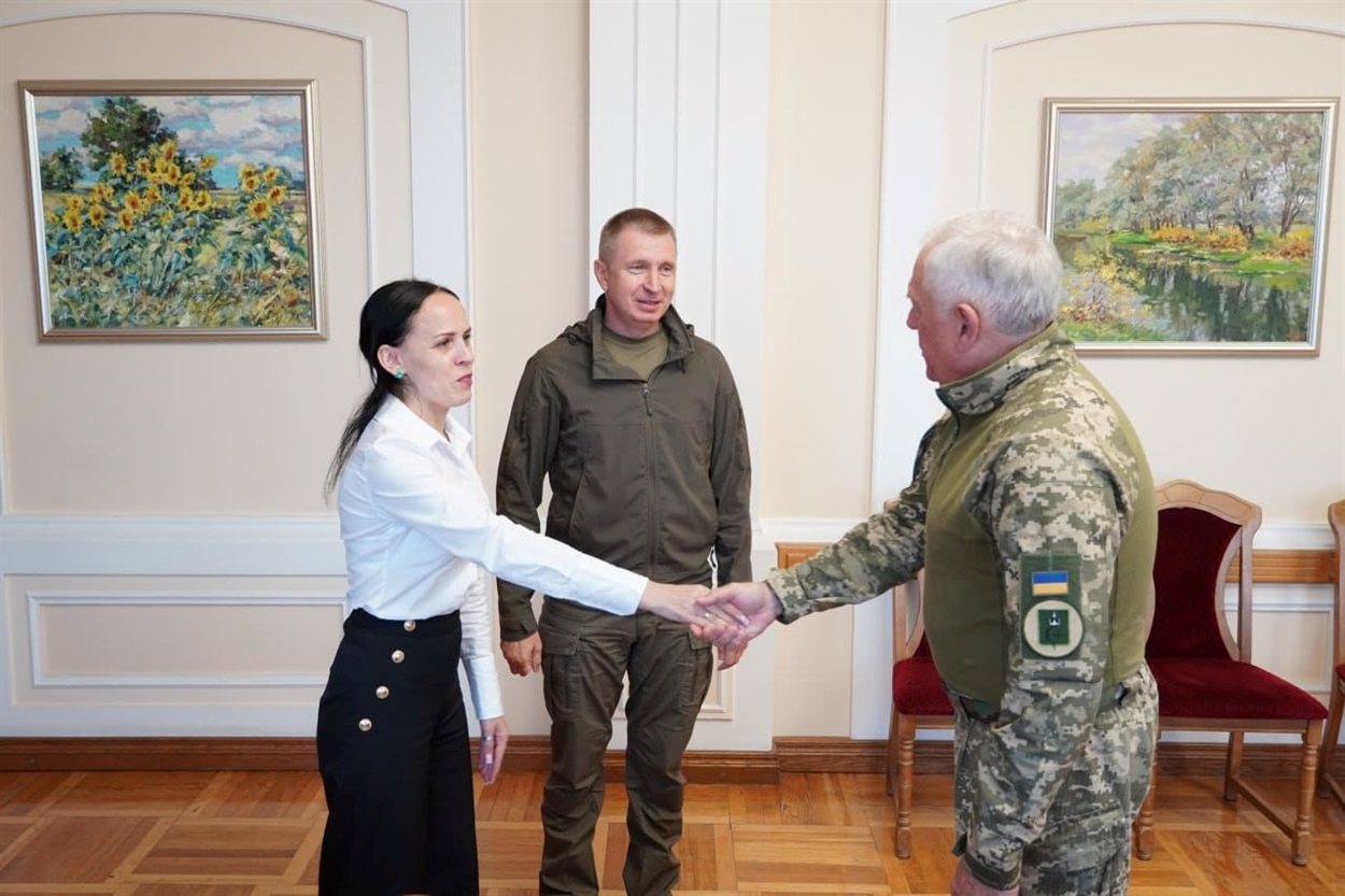 Уповноважений Олег Котенко представляє Марію Павену очільнику Сумської ОВА Володимиру Артюху.
