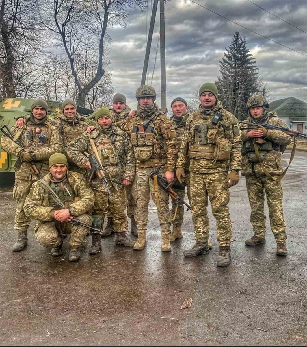 Максим із побратимами. Він завжди приходив на допомогу, захищав слабших та мав сильне почуття справедливості.