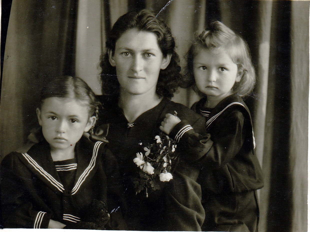 1956 рік. Пані Ірина з мамою та сестрою