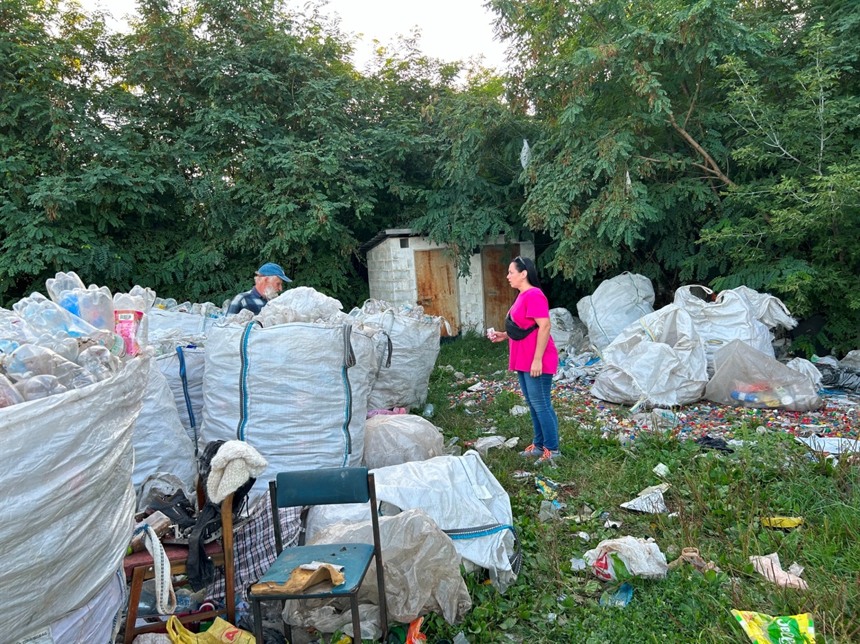 На міському звалищі шукали щенят.