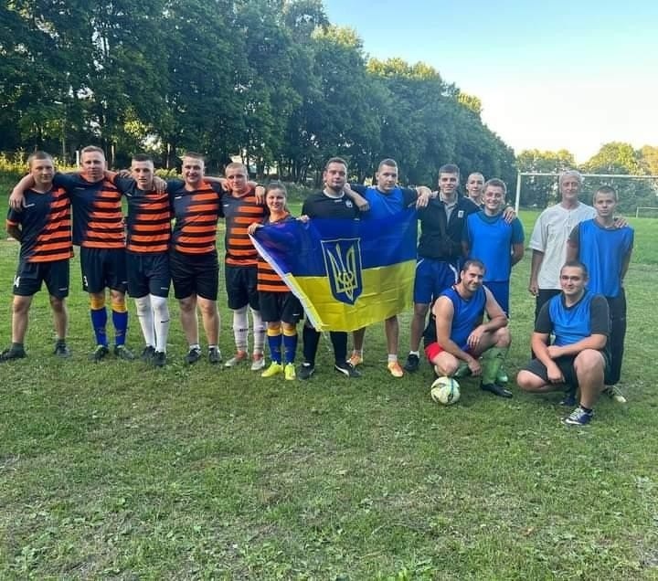Хлопці часто збираються, щоби зіграти в футбол. Архівне фото
