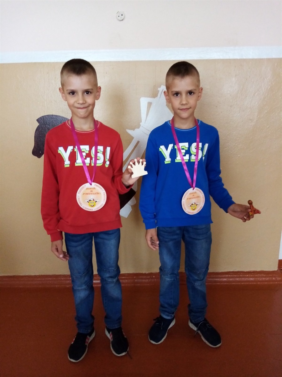 У синьому - Роман, у черовону - Богдан Чернякови.