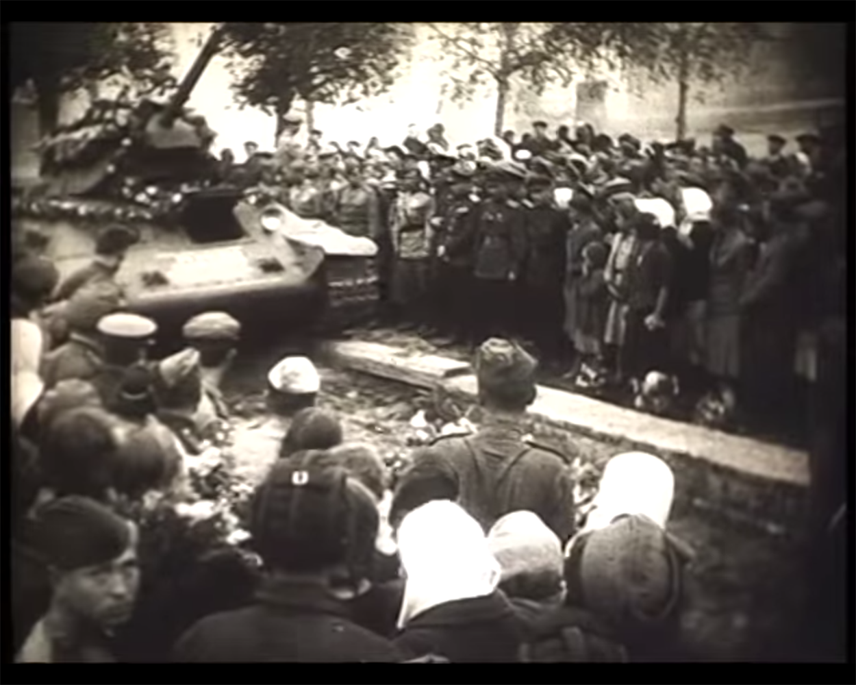 Танк Т-34 заїжджає на постамент у Глухові. 1943 рік