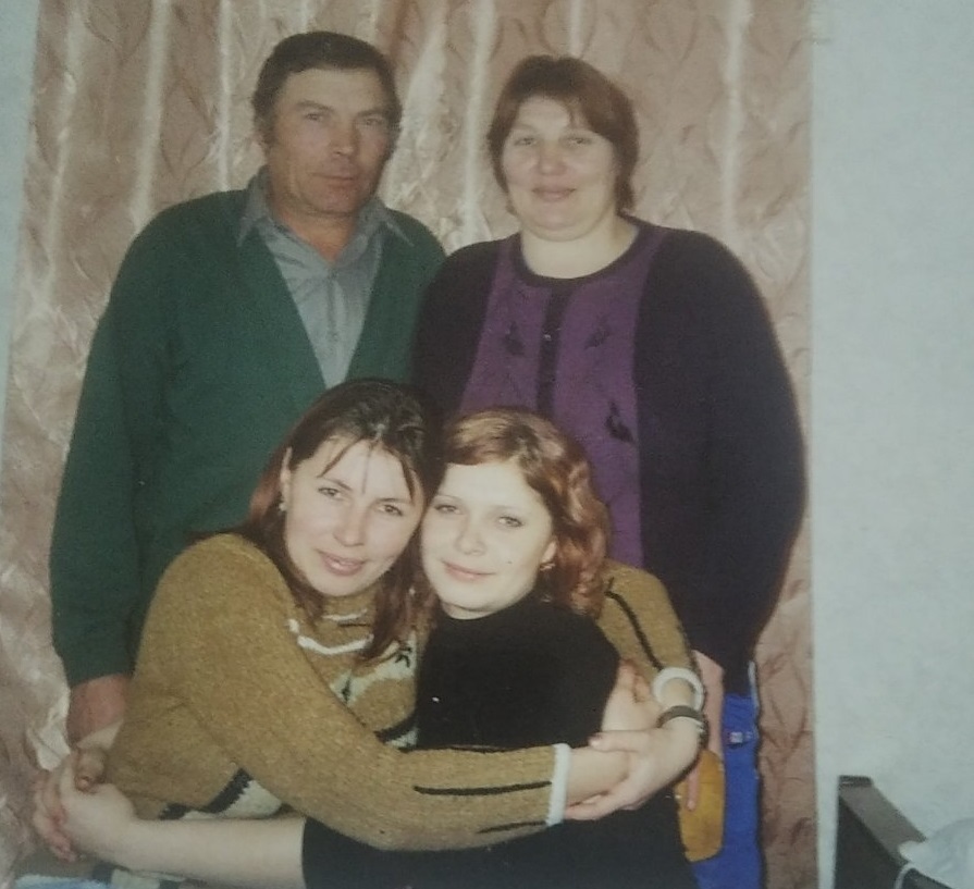 Батьки Микола Павлович та Валентина Михайлівна з доньками Наталею та Людмилою 