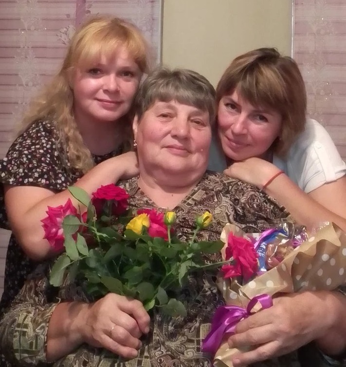 Власенко Валентина Михайлівна з доньками Наталею та Людмилою