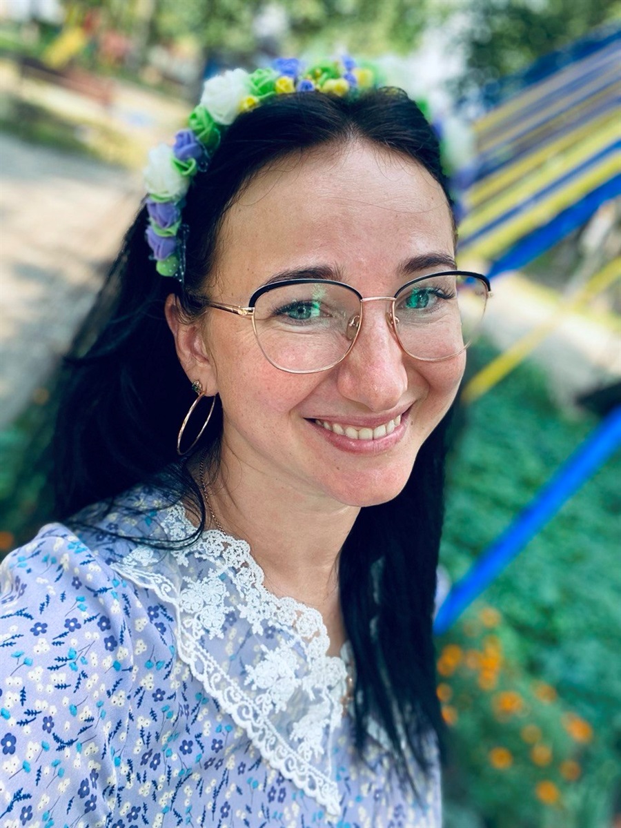 "Після отримання диплому я намагалася працювати за спеціальністю, проте через чотири роки зрозуміла, що мені не вистачає ось цієї вчительської витримки. Особливо не виходило бути постійно серйозною з дітьми".