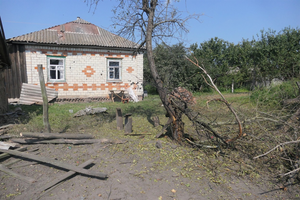 За розбитими шибками будинку плакала донька загиблої.