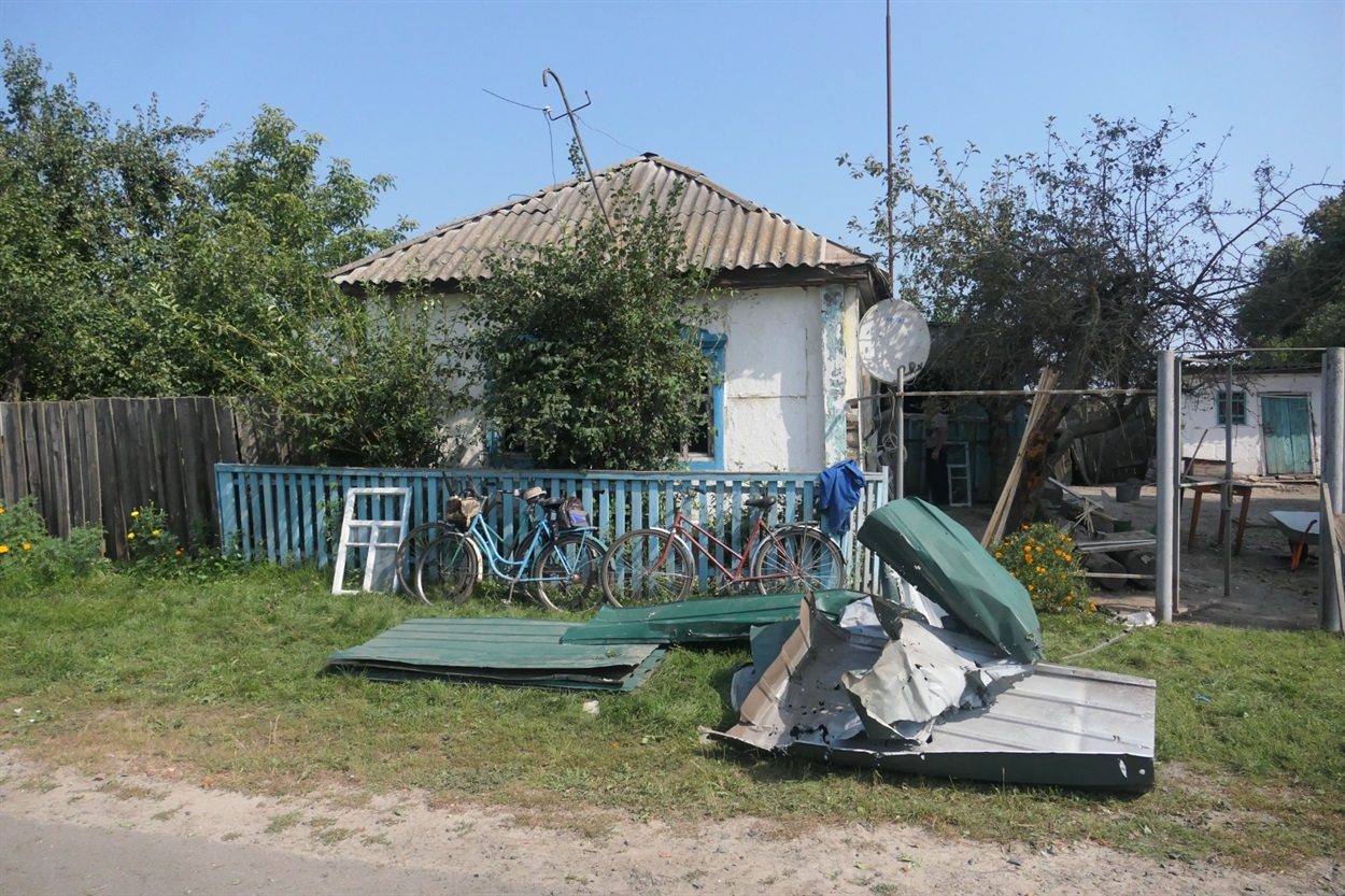 Чимало людей виїжджають, але дехто тримається за рідним дім.