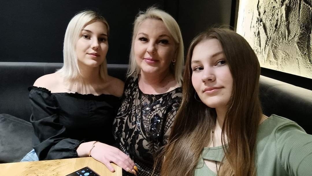 Ірина з доньками.