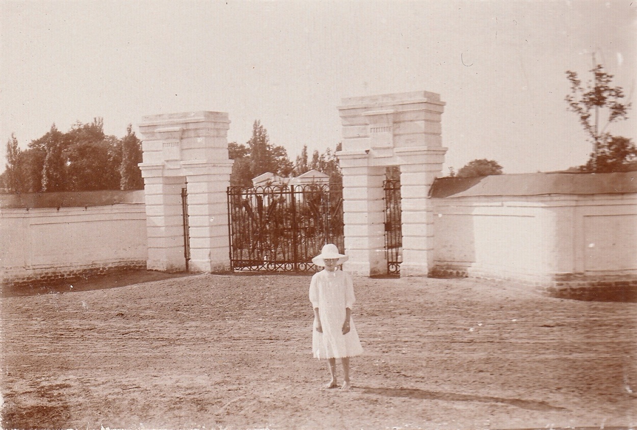 Марія Павлівна Скоропадська перед головним в’їздом у маєток, 1910 рік