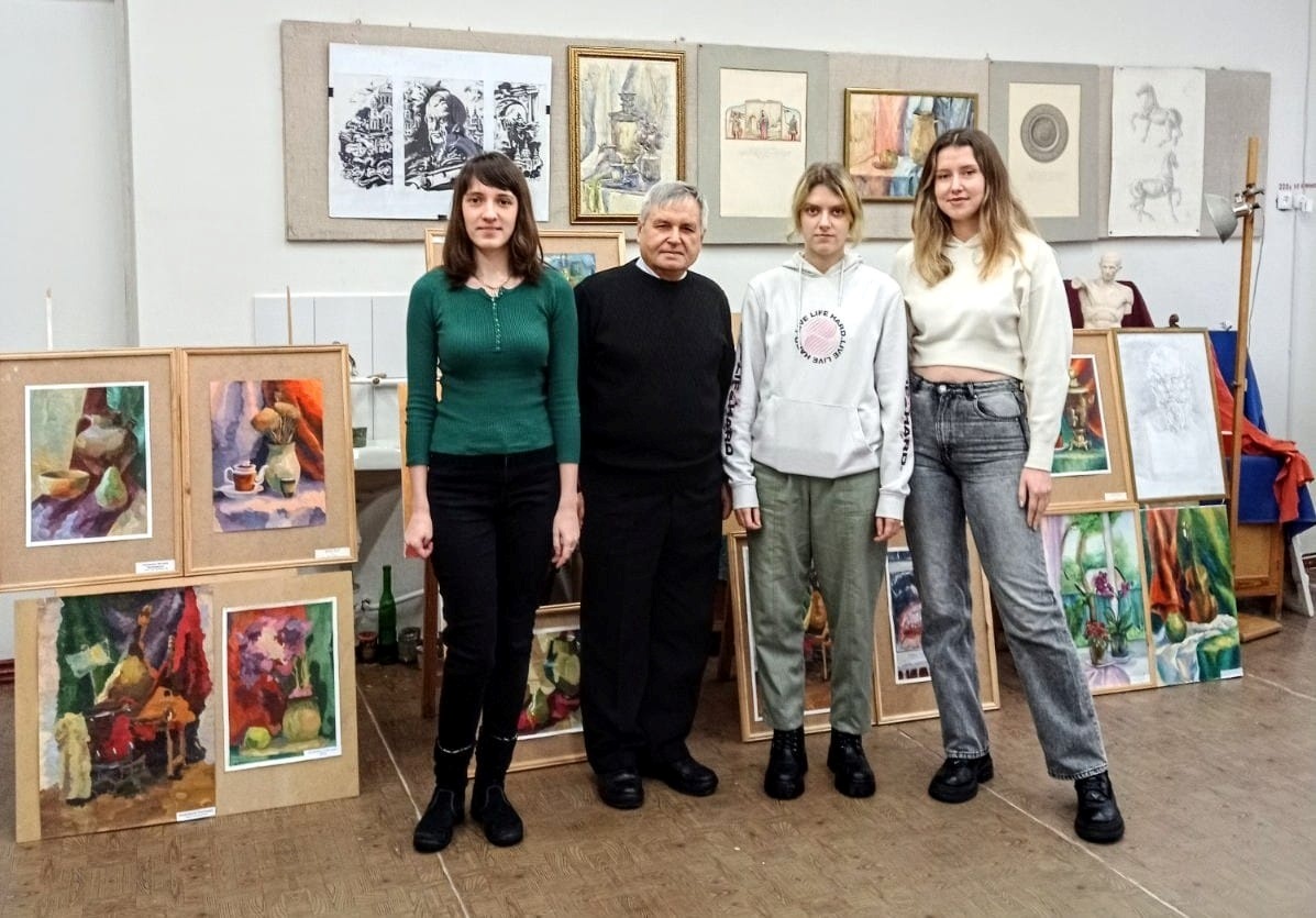 Іван Дєдіщев із ученицями
