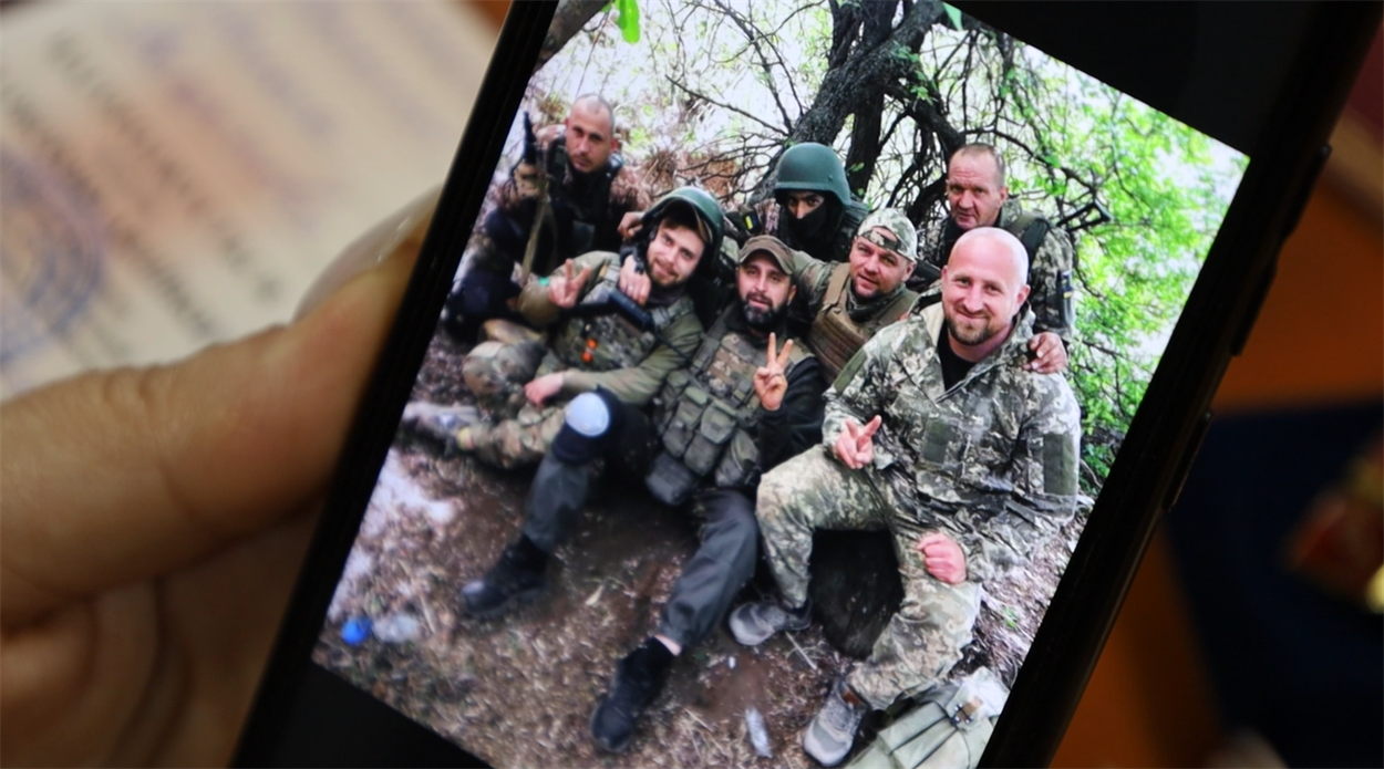 Фото з побратимами Миколи зроблене за кілька днів до його загибелі
