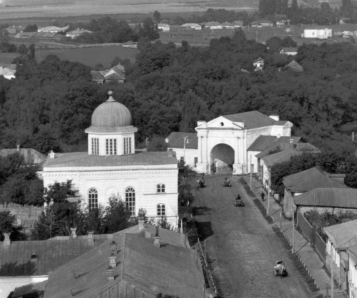 Синагога ліворуч
