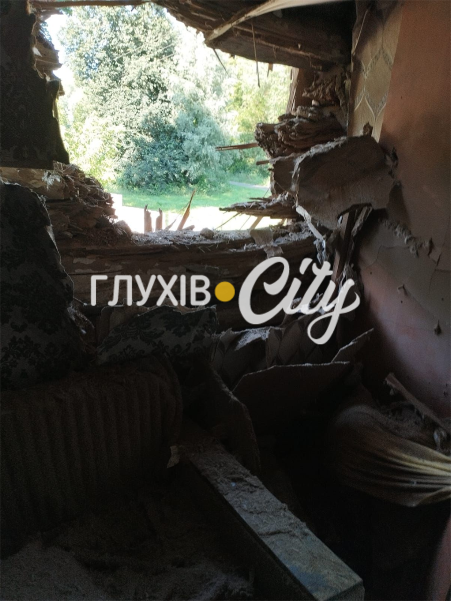 Наслідки російського обстрілу по будинку подружжя