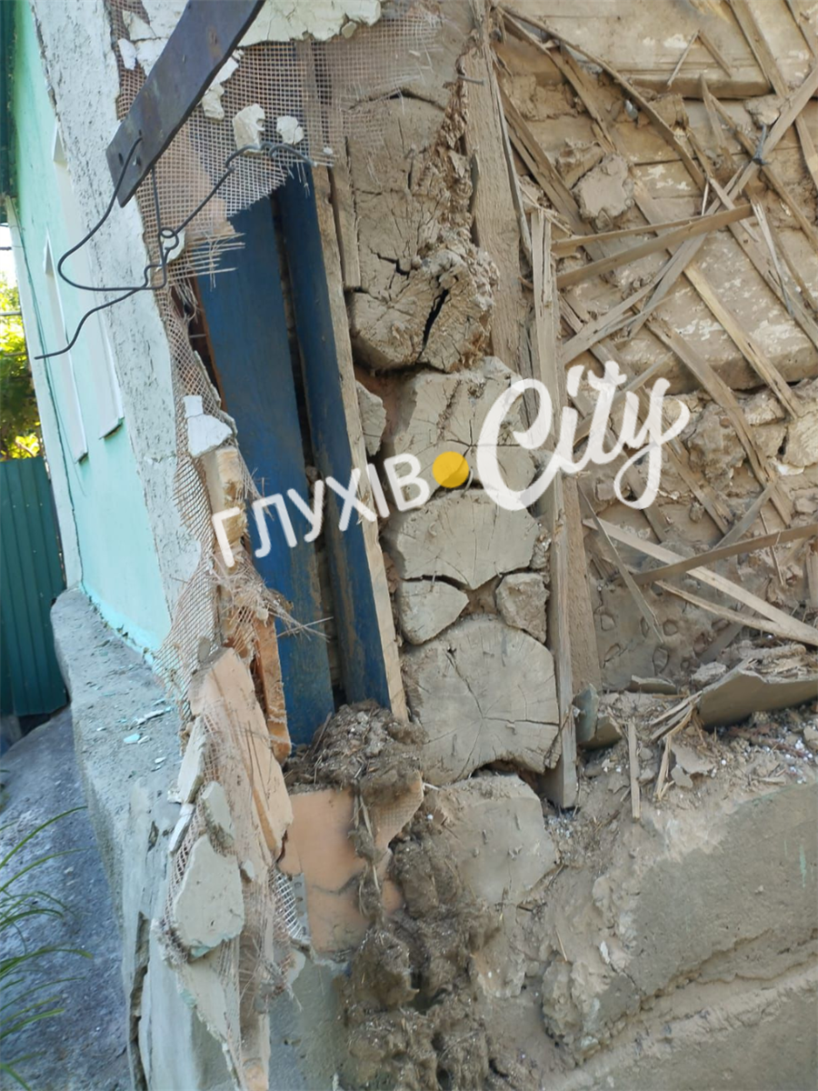 Наслідки російського обстрілу по будинку подружжя
