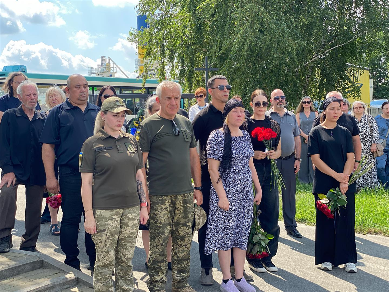 Фото з церемонії прощання із Валерієм Ярмаком