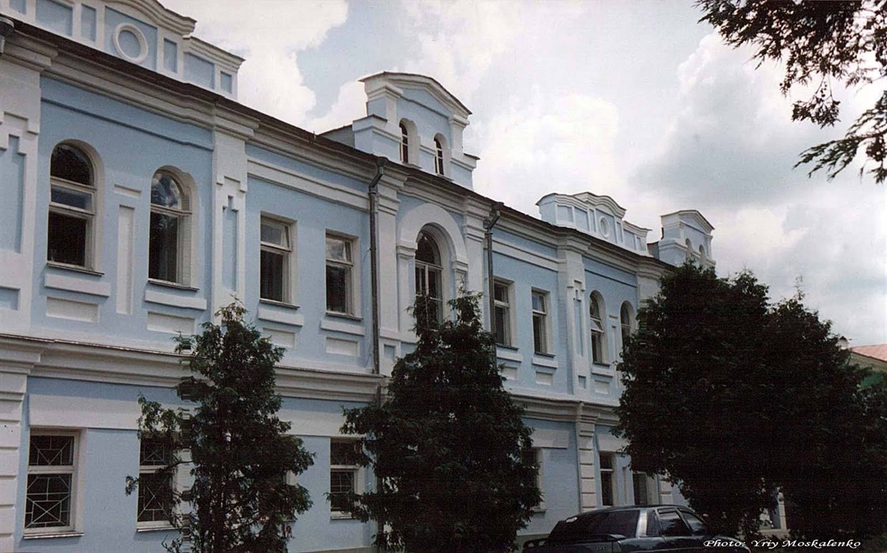 Міський банк, нині тут розташовані магазини, музей історії євреїв Глухівщини 