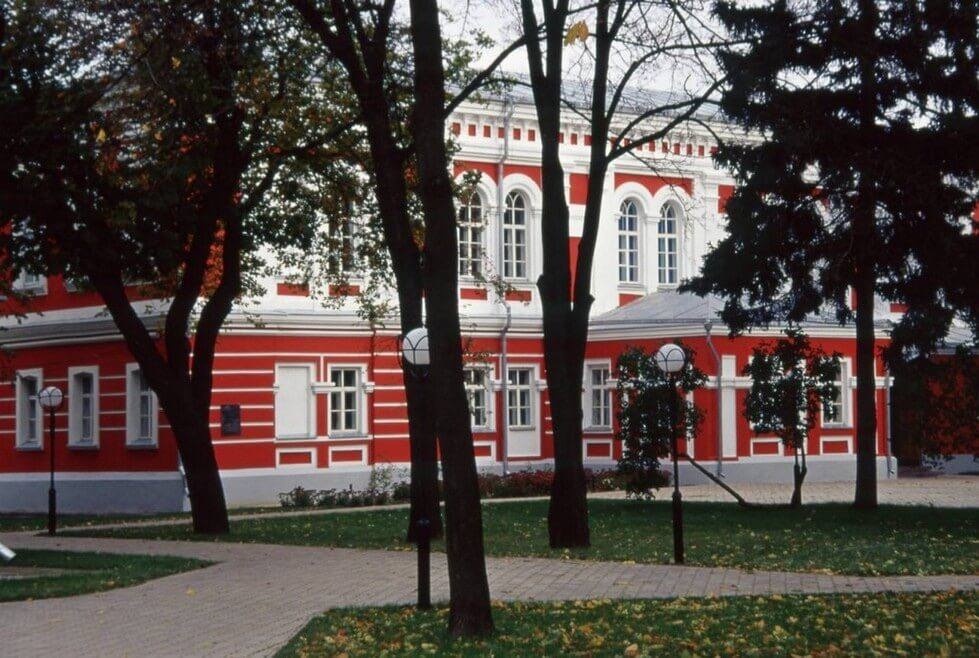 Нині перший корпус ГНПУ імені Олександра Довженка

