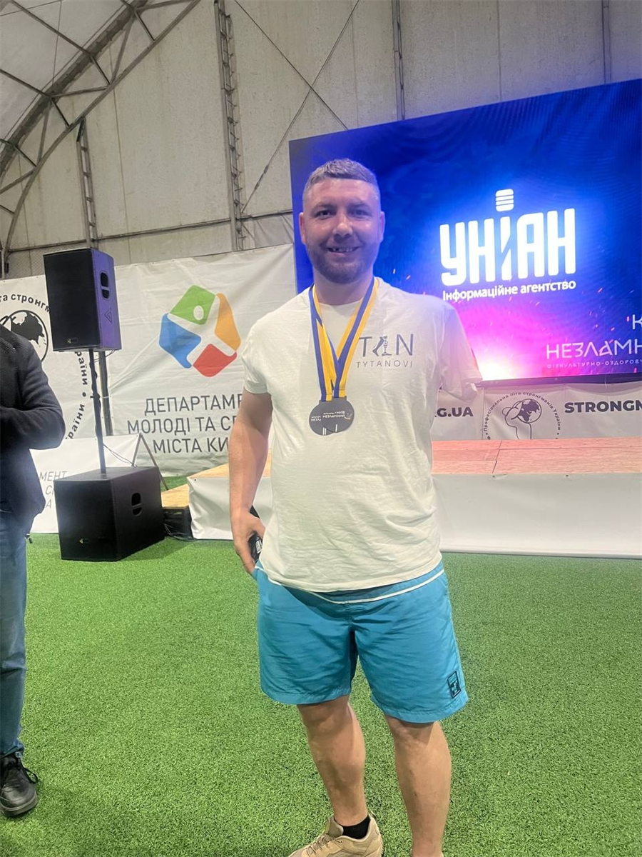 Павло бере участь у змаганнях від Федерації стронгменів України 