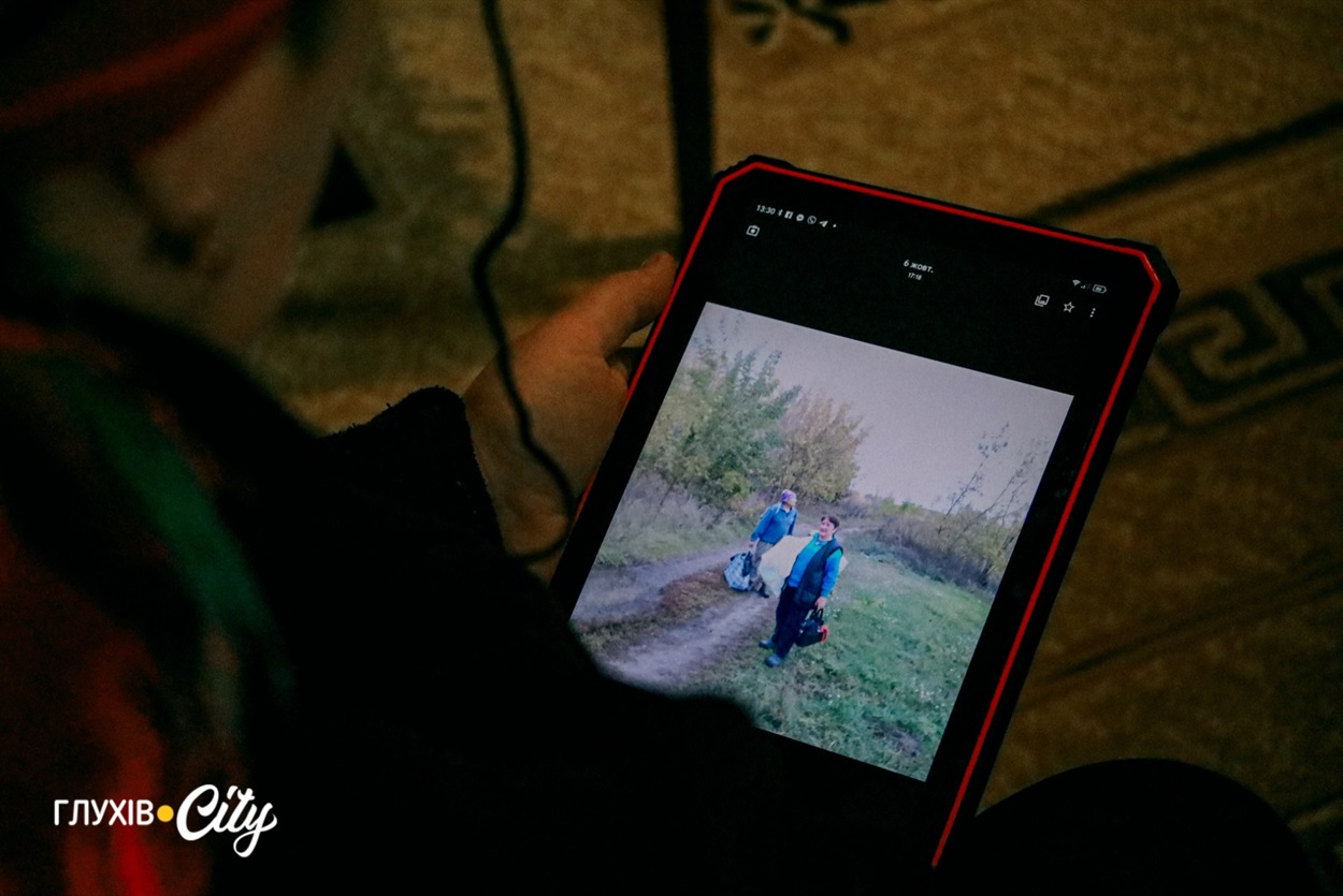 Фотографія зроблена того дня, коли подружжя тікало від дронів. Із собою вони змогли забрати лише чотири сумки, в одній з яких був домашній кіт.