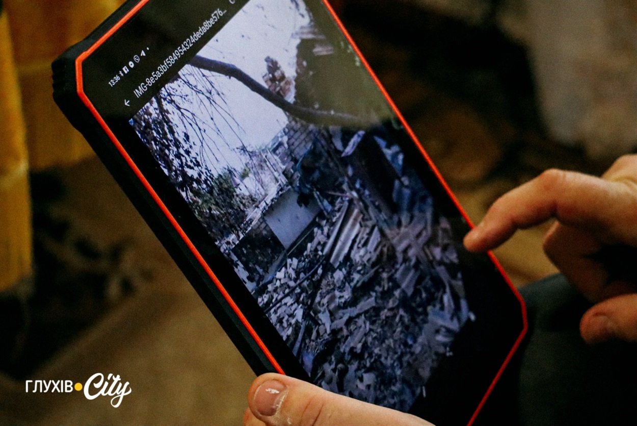 Світлана показує фотографію свого зруйнованого будинку. Згоріло все: залишилися лише обгорілі цегляні стіни та попіл