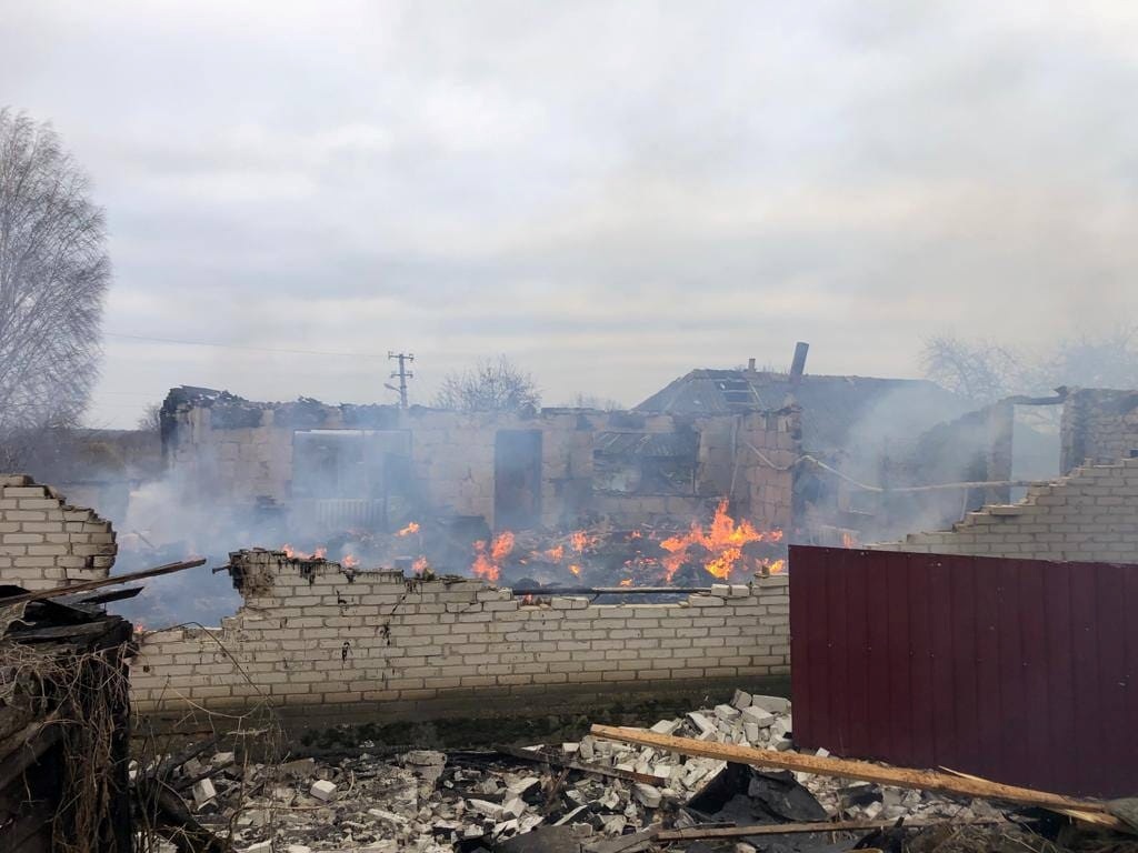 На фото залишки будинку після ворожої атаки в селі Студенок