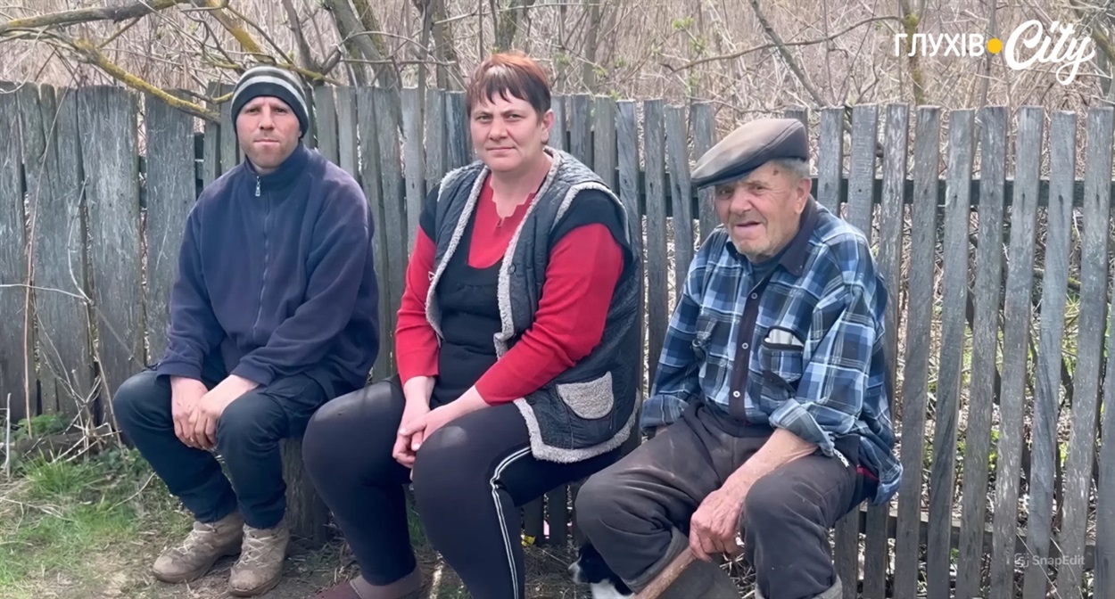 Олександр - ліворуч, його дружина Тетяна посередині та батько Микола праворуч