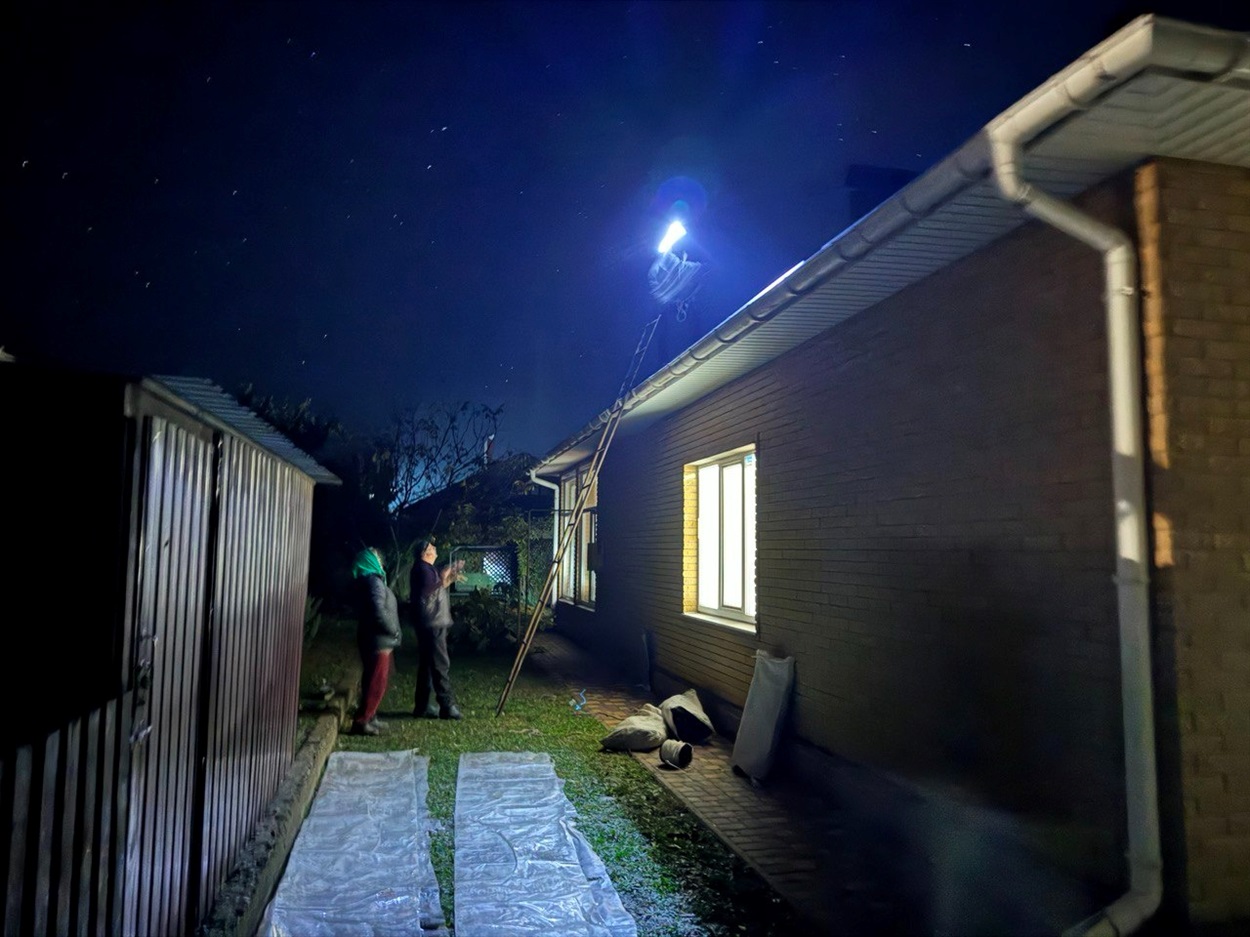 Родина Людмили вночі латає дах після удар ФПВ-дроном