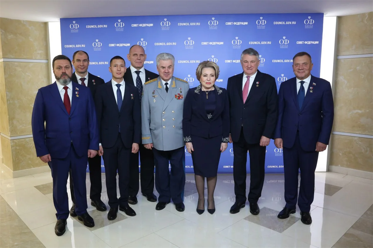 Андрій Деркач (ліворуч) з групою російських сенаторів
