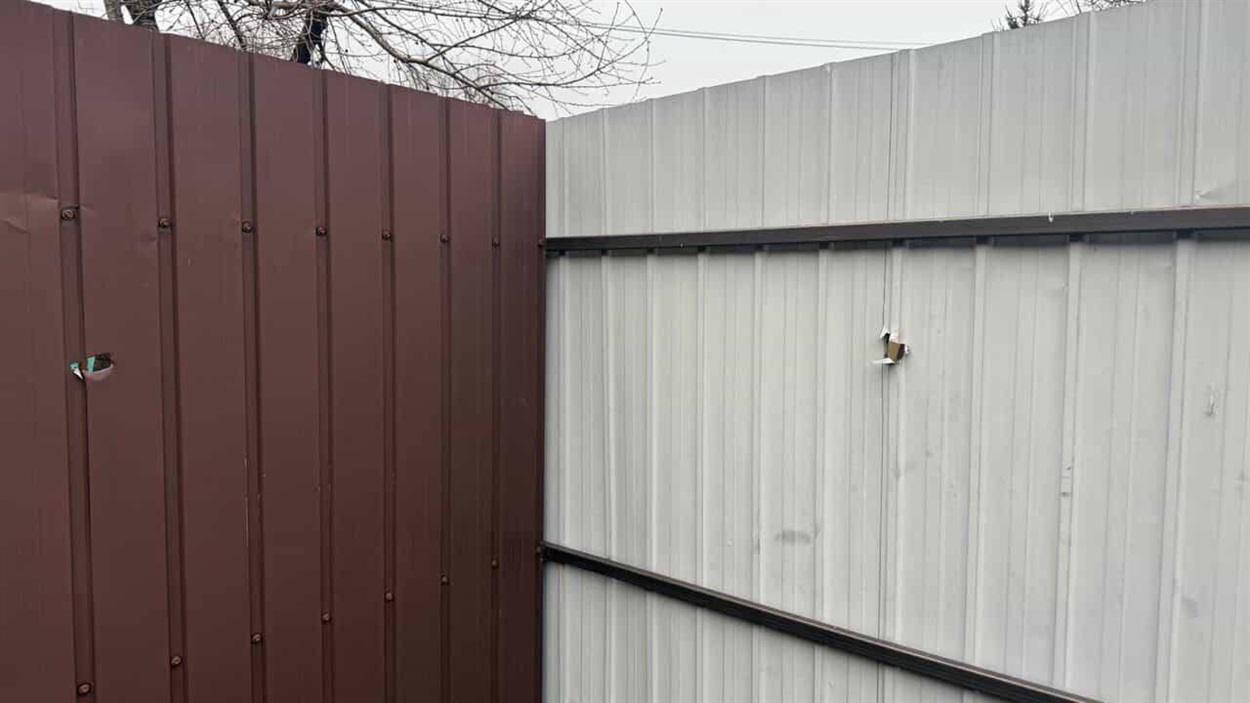 Пошкоджений зобор у приватному секторі