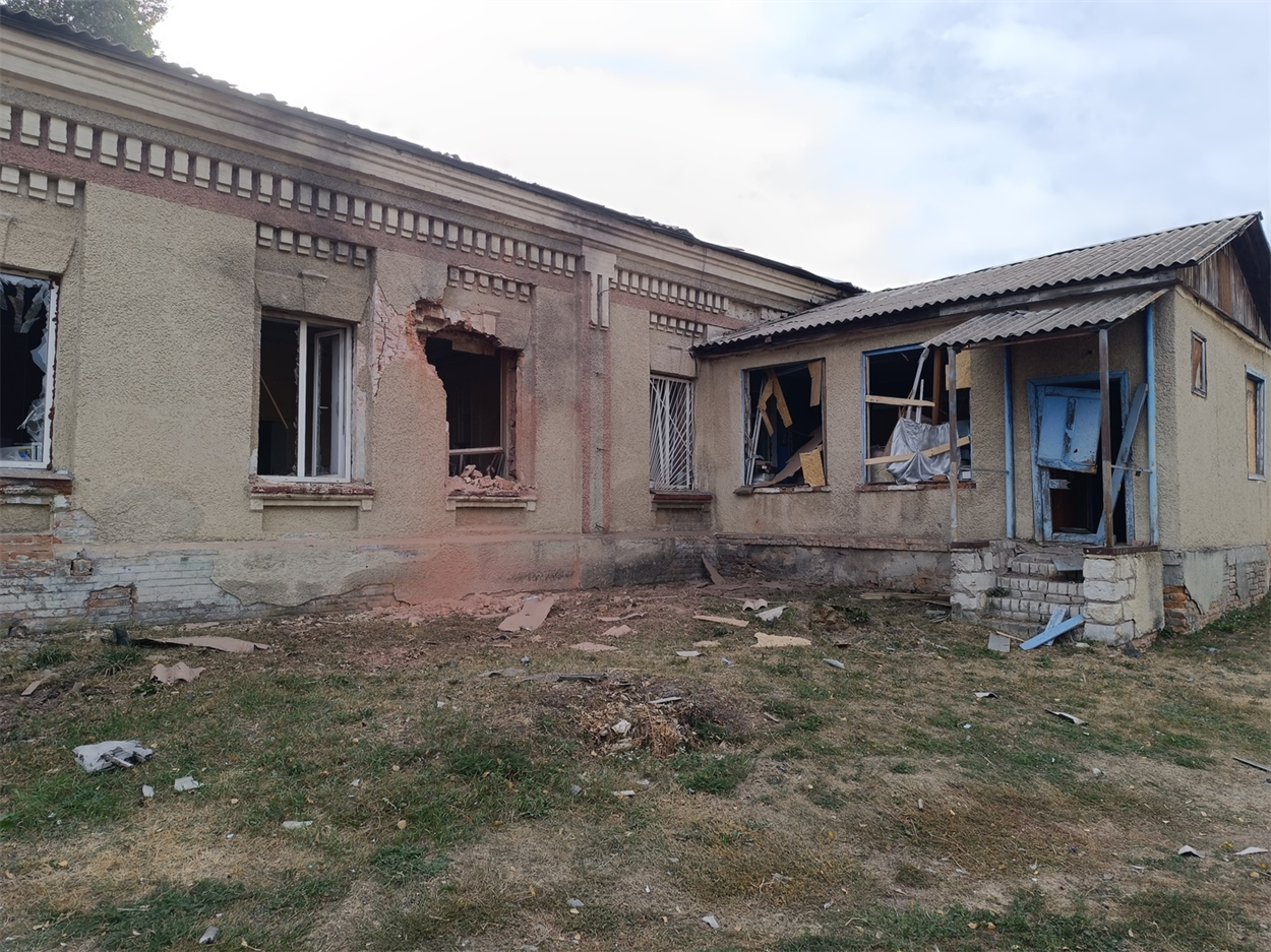 Амбулаторія загальної практики сімейної медицини у селищі Шалигиному, що обслуговувала 2,1 тис. осіб. Російські дрони цілеспрямовано знищили її протягом 26-28 квітня 2025 року

 