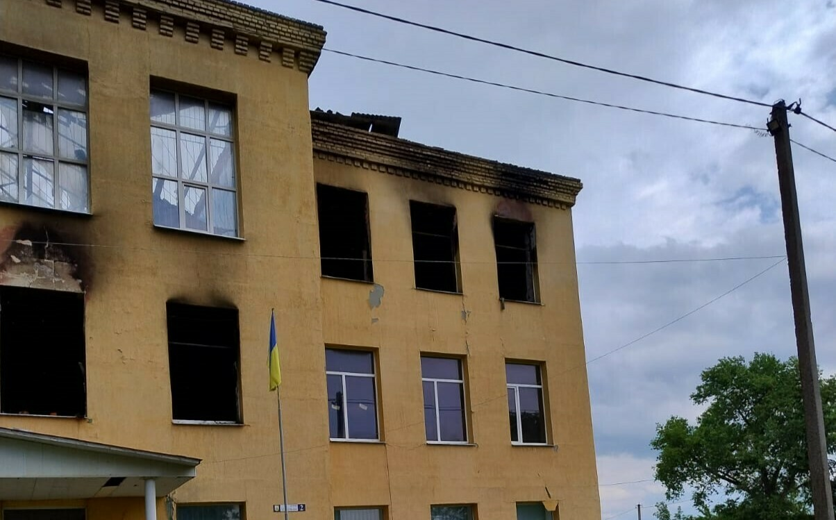 Школа у Шалигиному після пожежі, викликаної російськими ракетними ударами