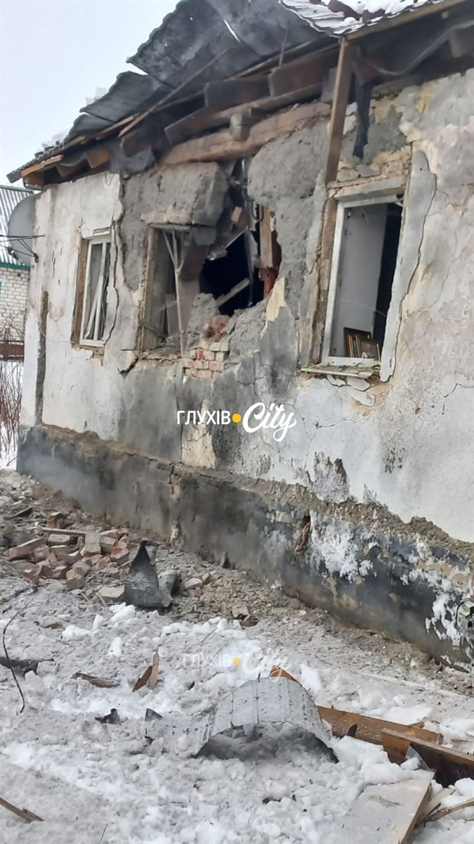 На фото наслідки російської атаки по селищу Есмань