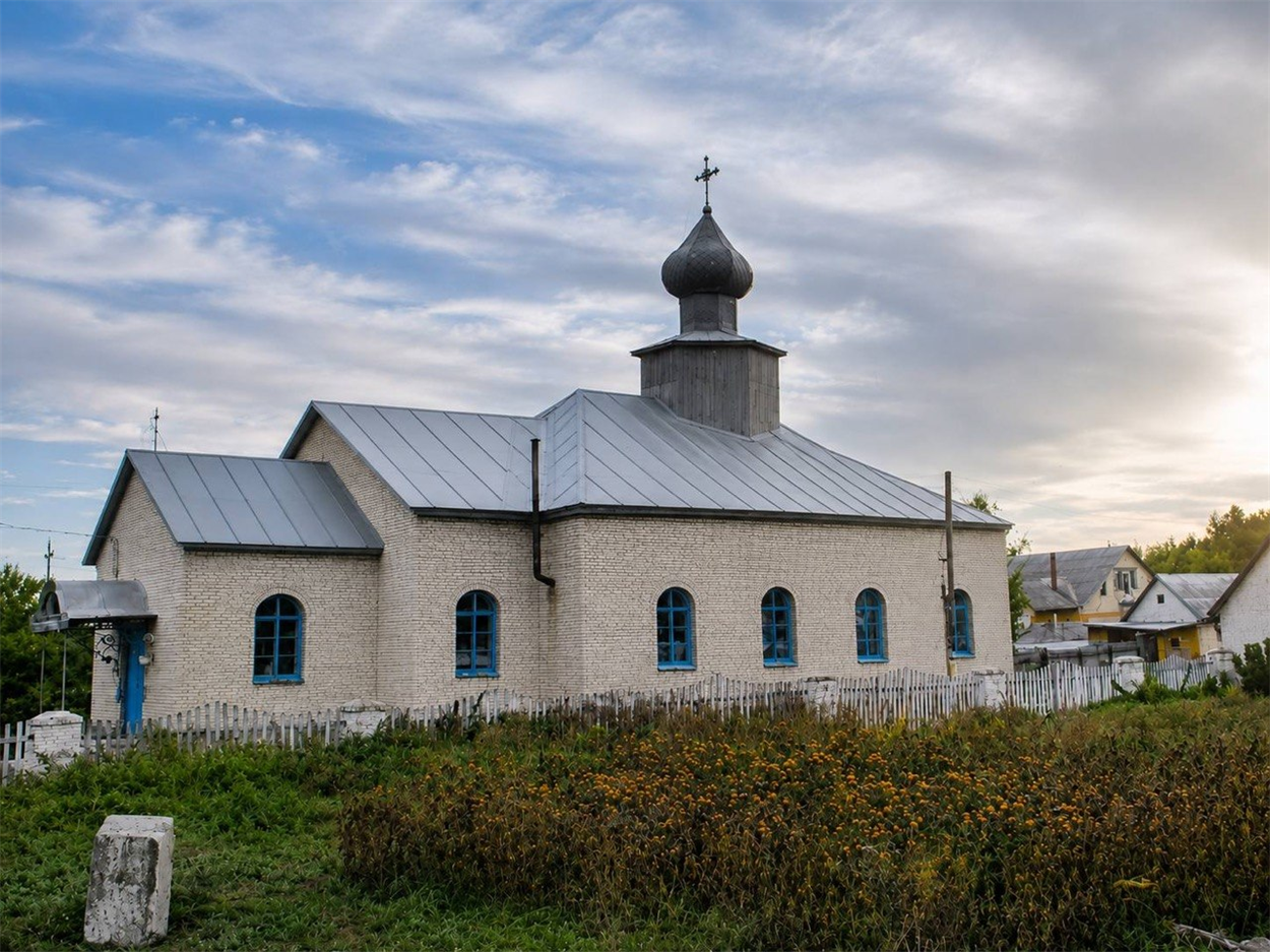 Фото місцевої церкви до руйнувань