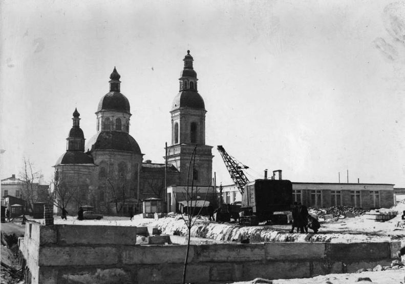 1962 Будівництво дому та автовокзалу.