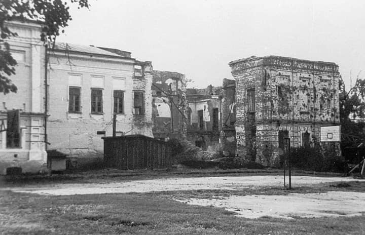 1940 ві Зруйнований фашистами центр корпус Глухівський учительський
