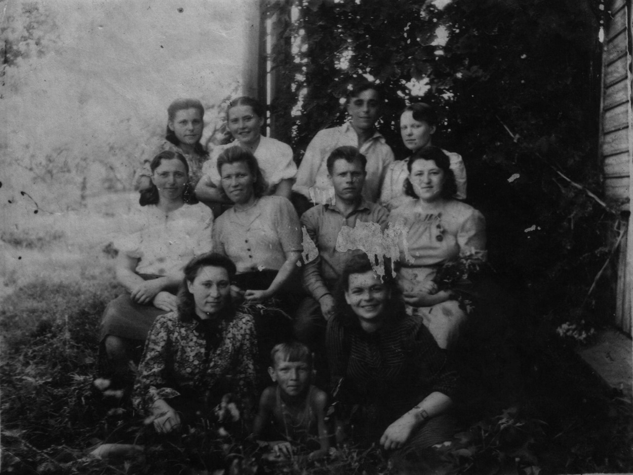 1946 р Працівники контори колгоспу в с Слоут Козловська Л Й