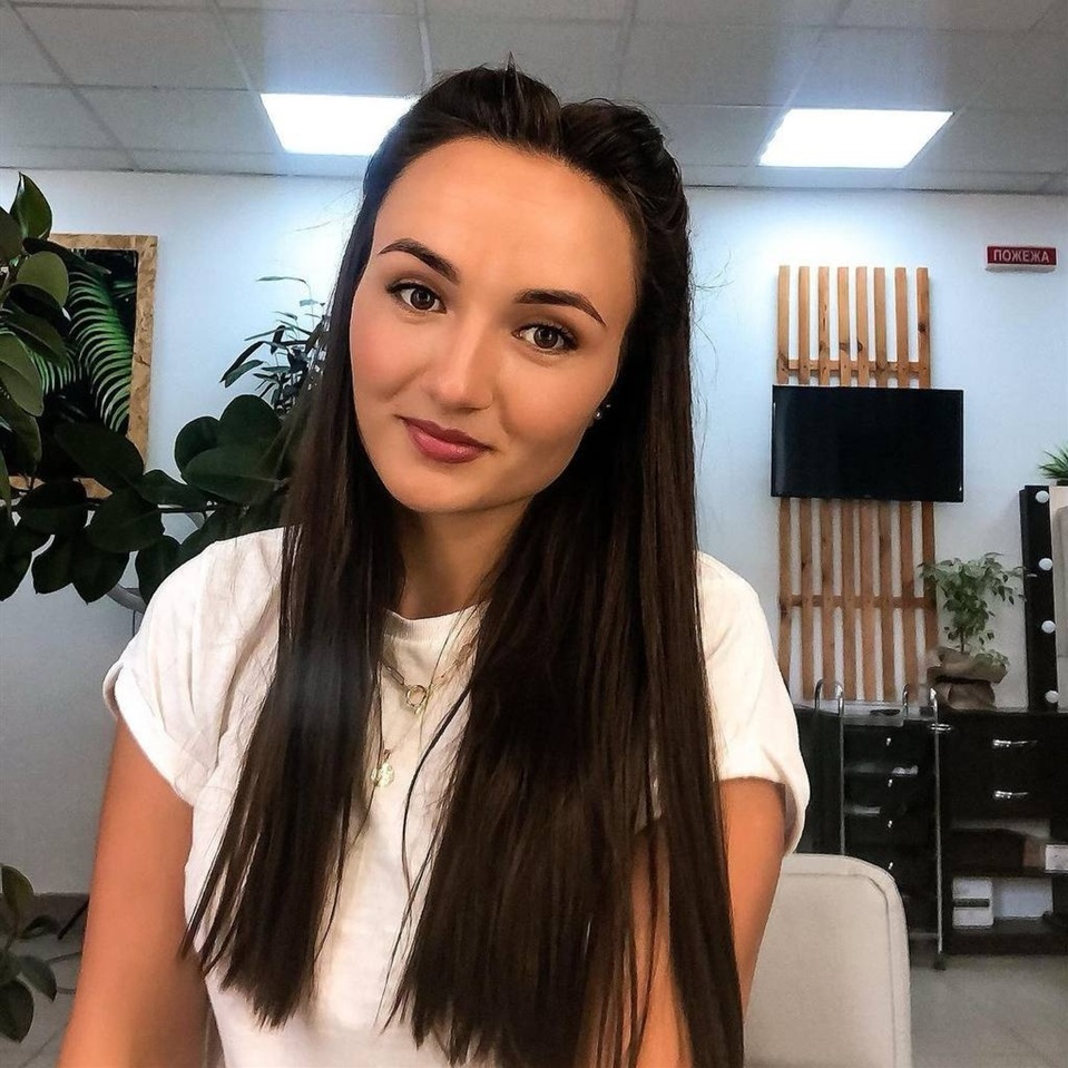 Ірина Скоробагата - майстриня манікюру та естетичного педикюру.